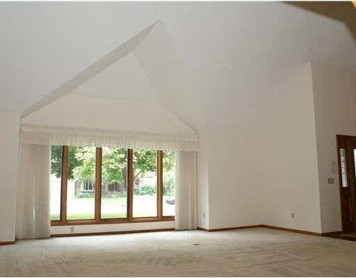 4079 Shoals Dr - Photo 3 of 10