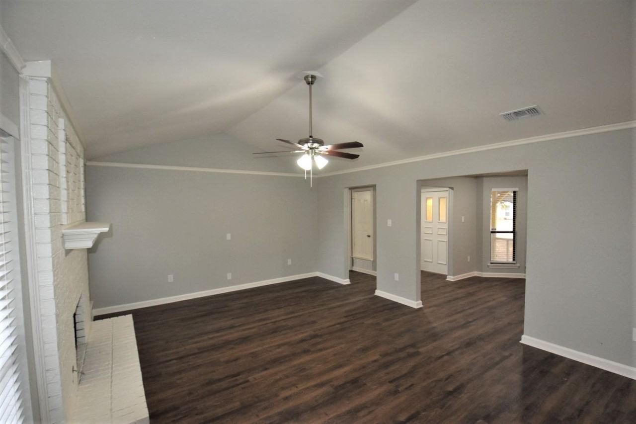 1429 Brenda Dr - Photo 3 of 16