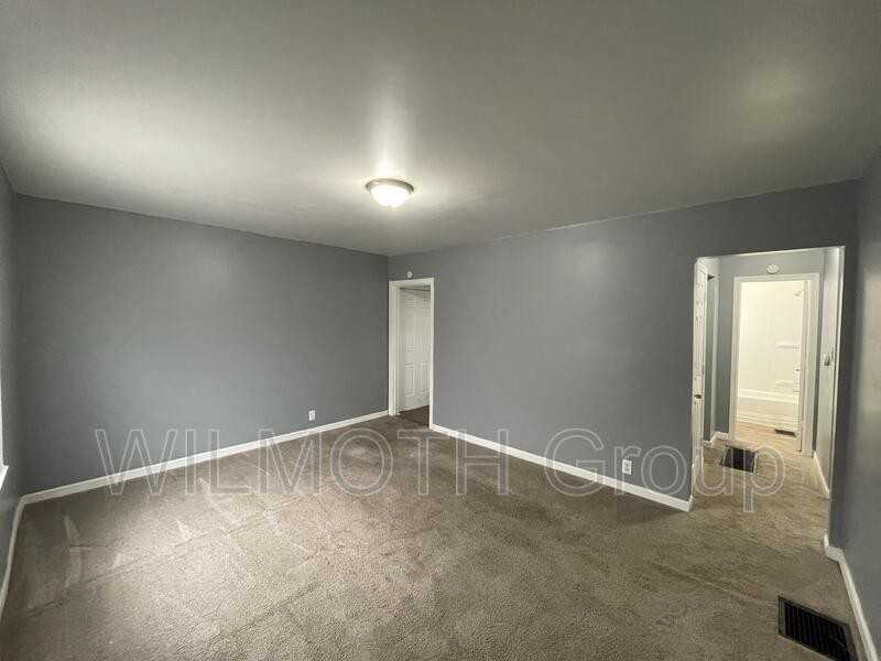 1521 N Kealing Ave - Photo 3 of 10