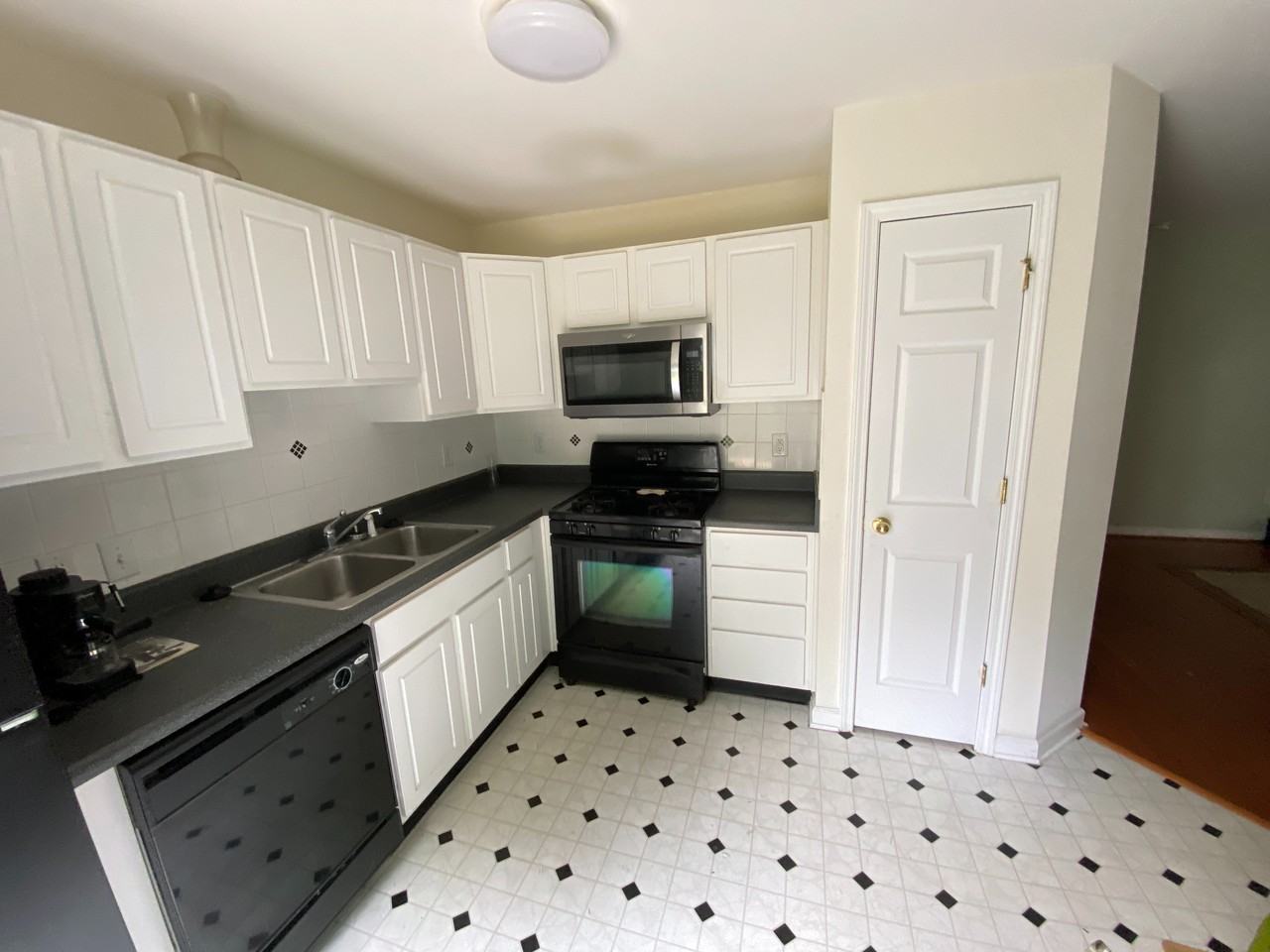3011 Barrymore St - Photo 3 of 15
