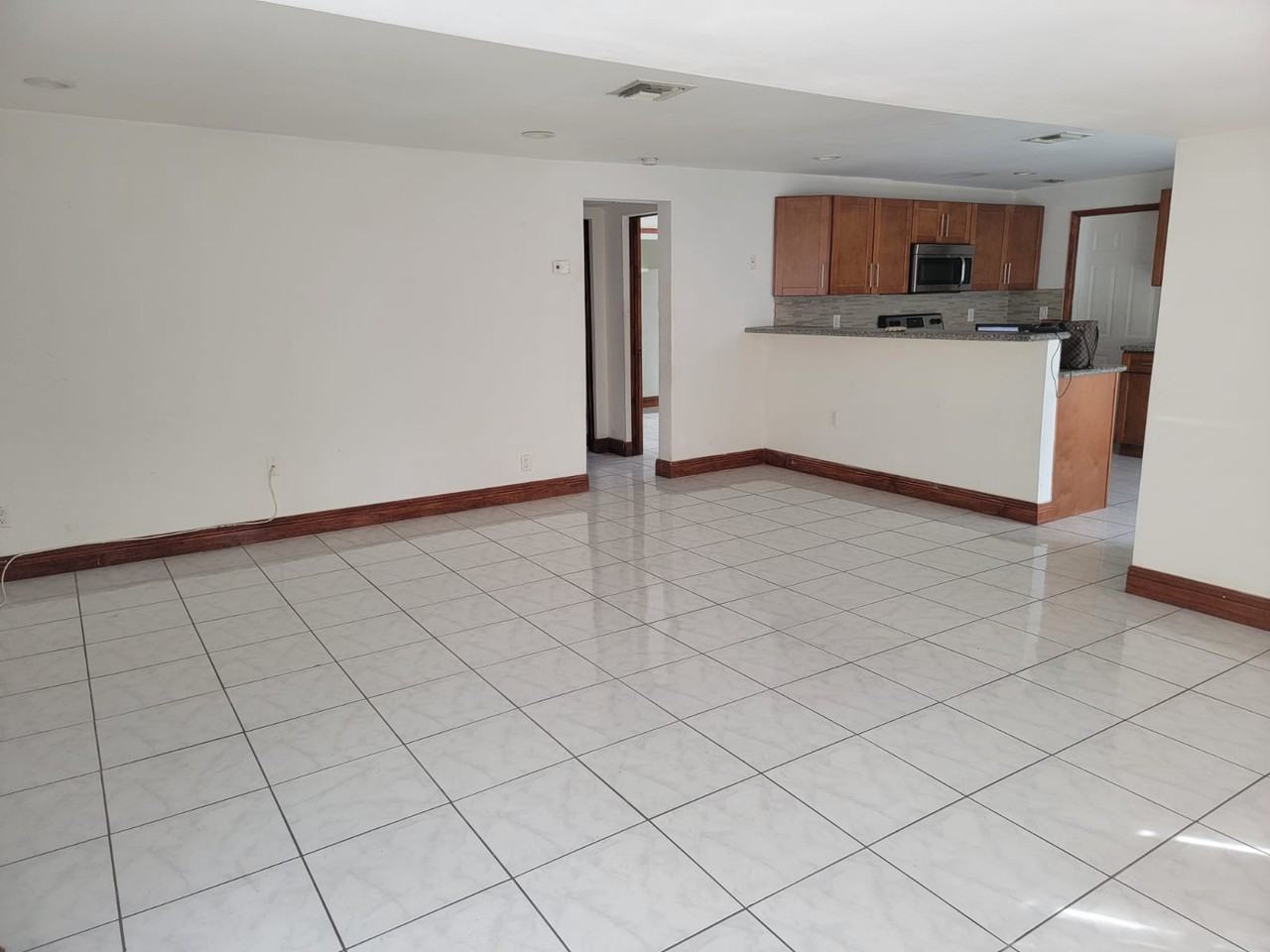 1131 Sw 14th Ave #2 - Photo 3 of 11