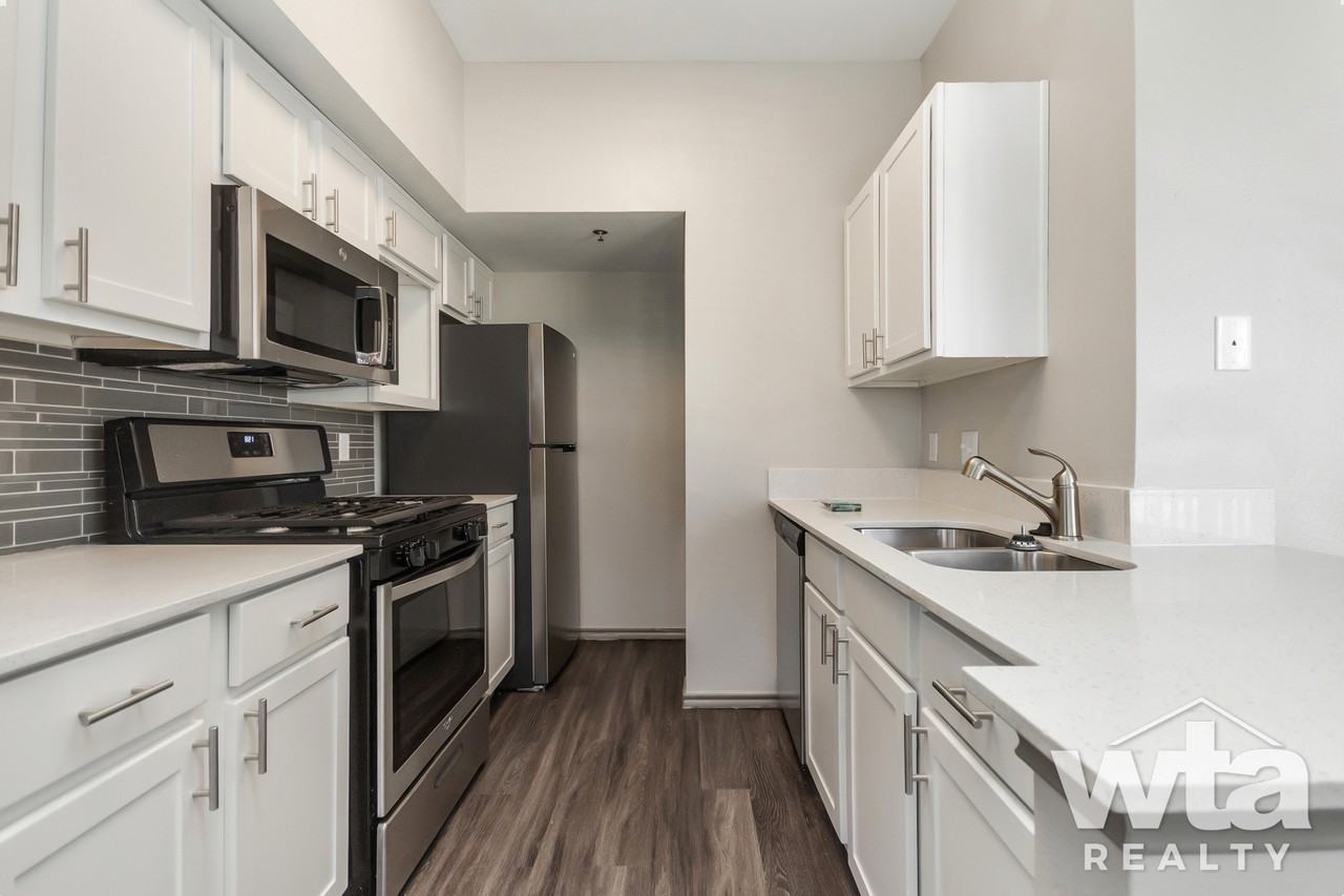 3400 SHORELINE DR - Photo 2 of 25