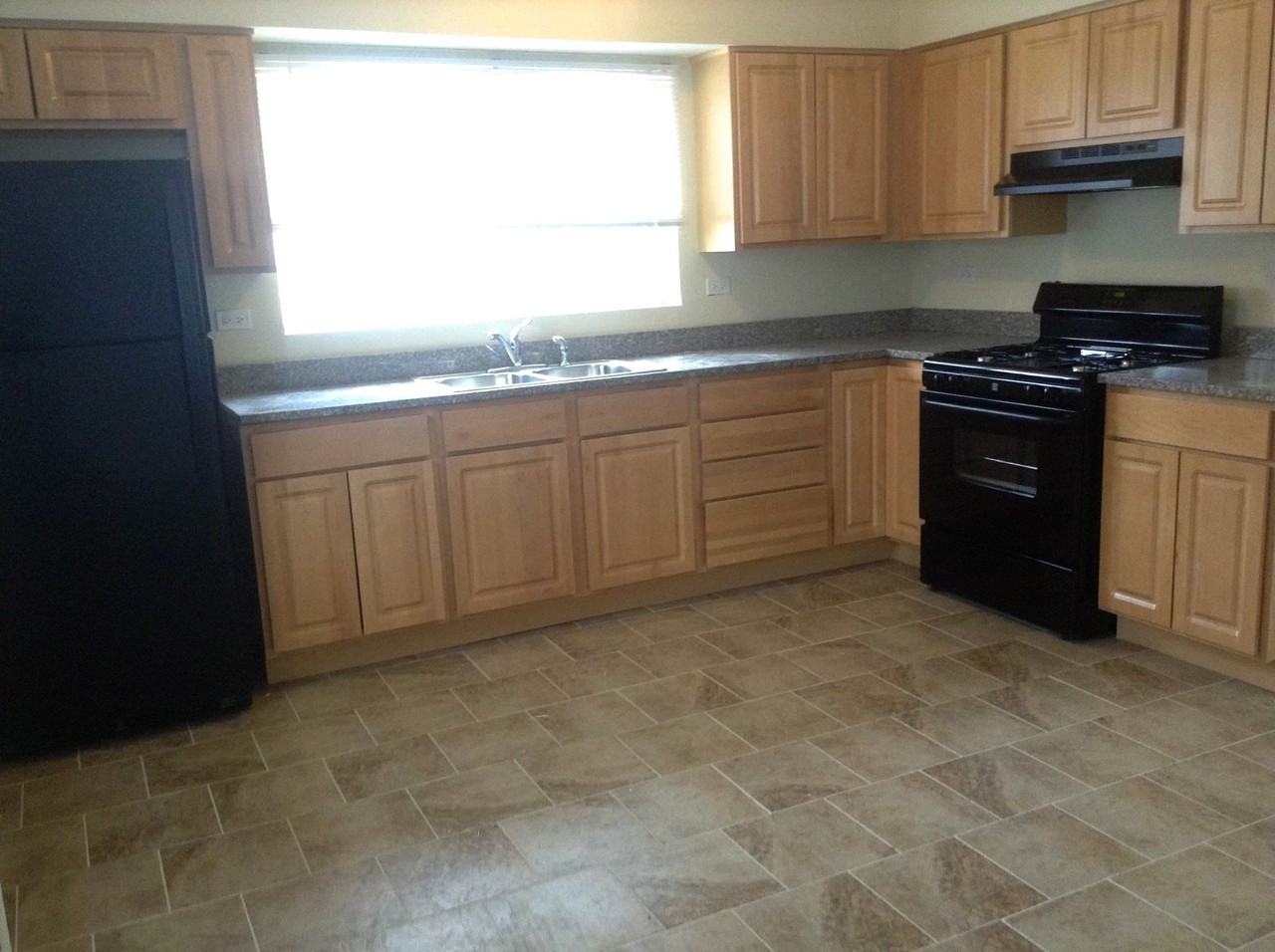 17416 Community St - Photo 3 of 13