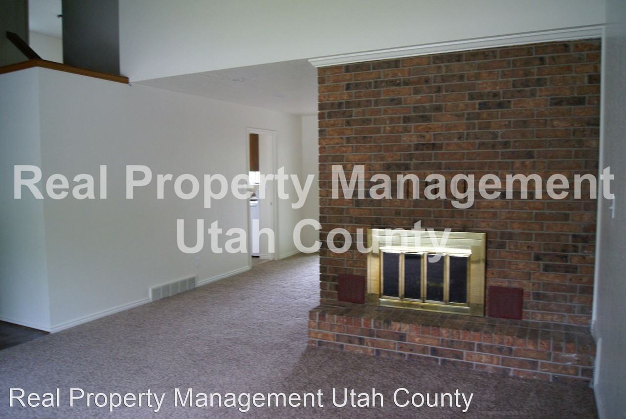 3926 Riverwood Dr - Photo 3 of 24