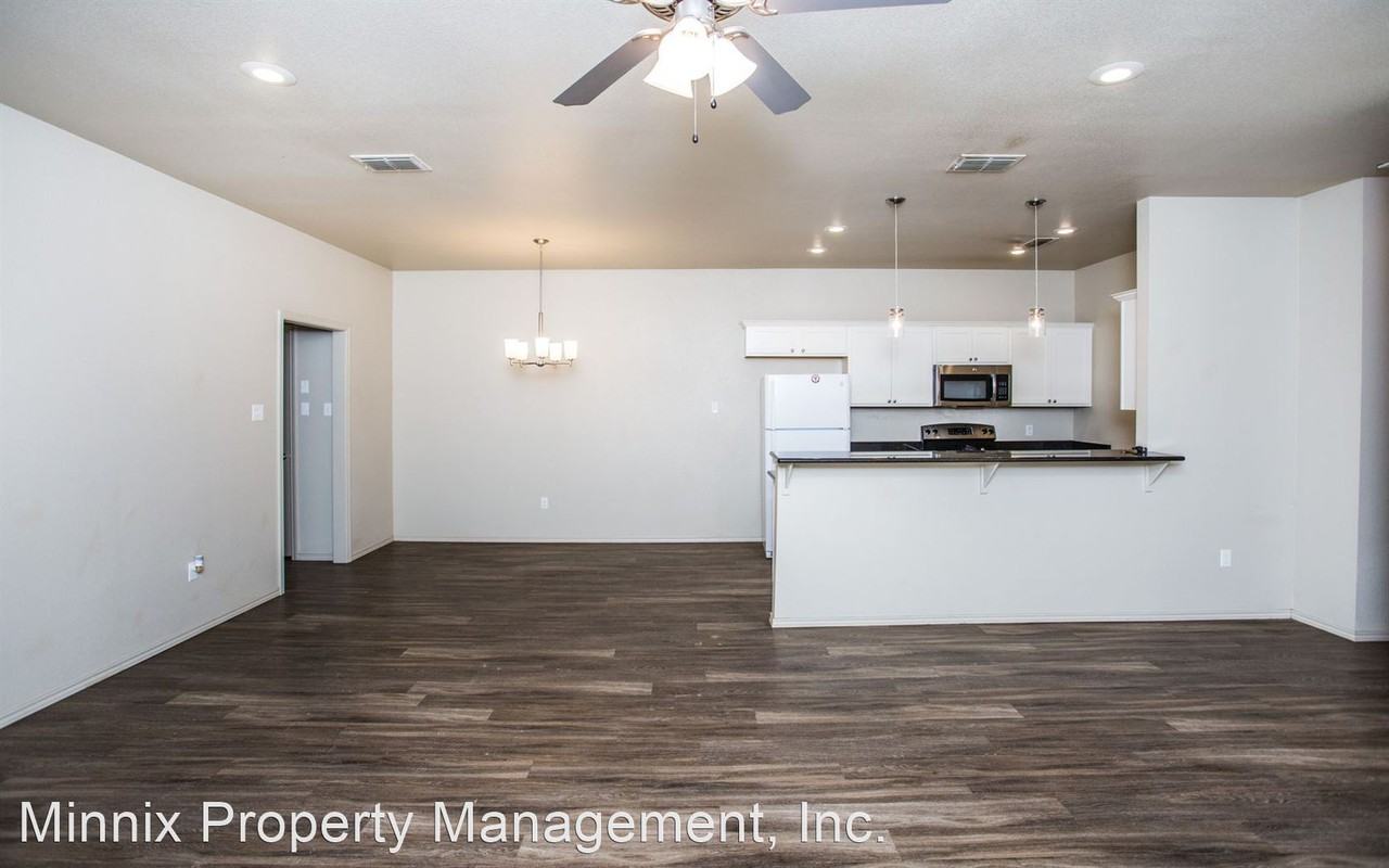 2110 10th St - Photo 3 of 40