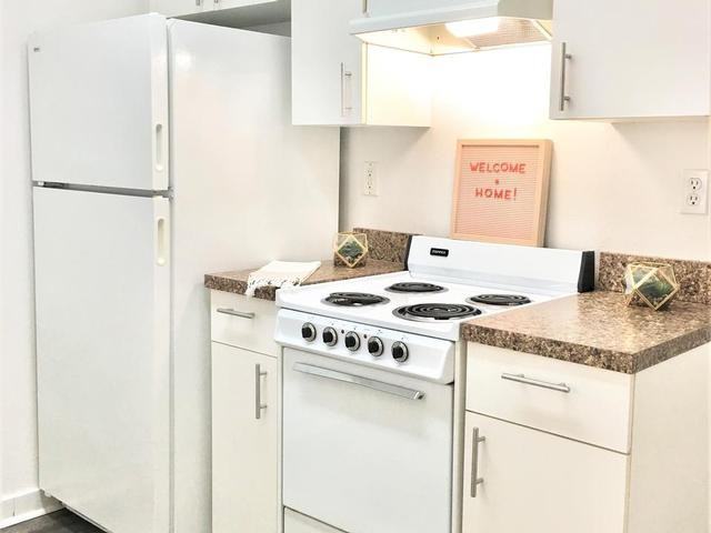 1099 S Dale St - Photo 5 of 22