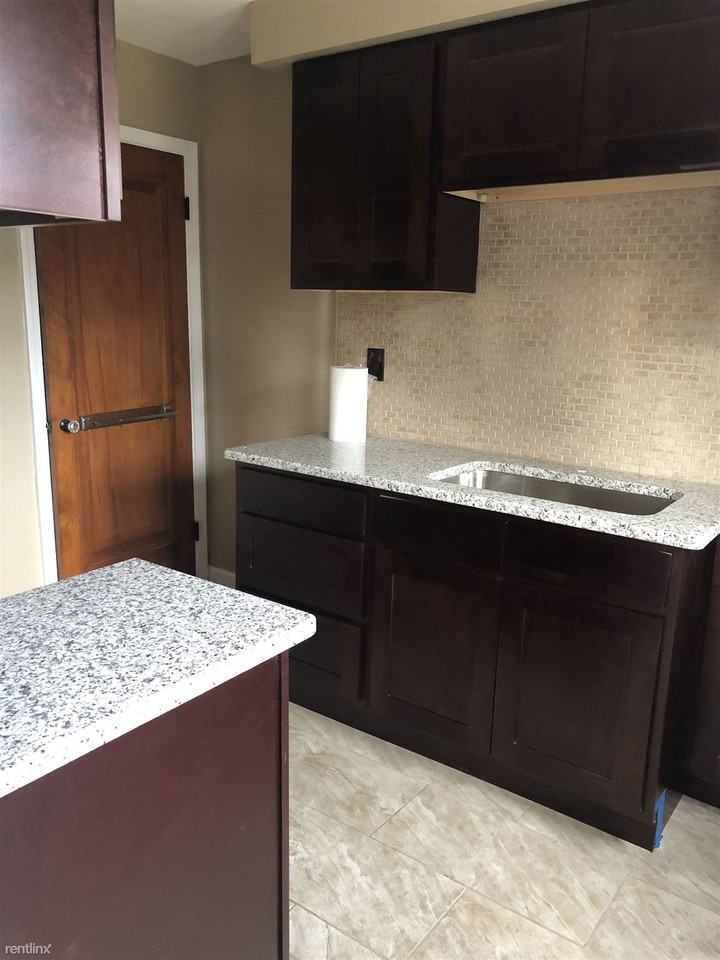 18469 Outer Dr - Photo 2 of 11