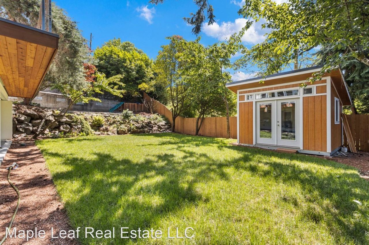 2561 Ne 85th St - Photo 3 of 42