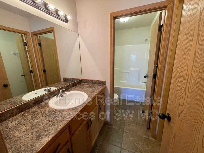 1042 N Oxford Dr - Photo 7 of 11