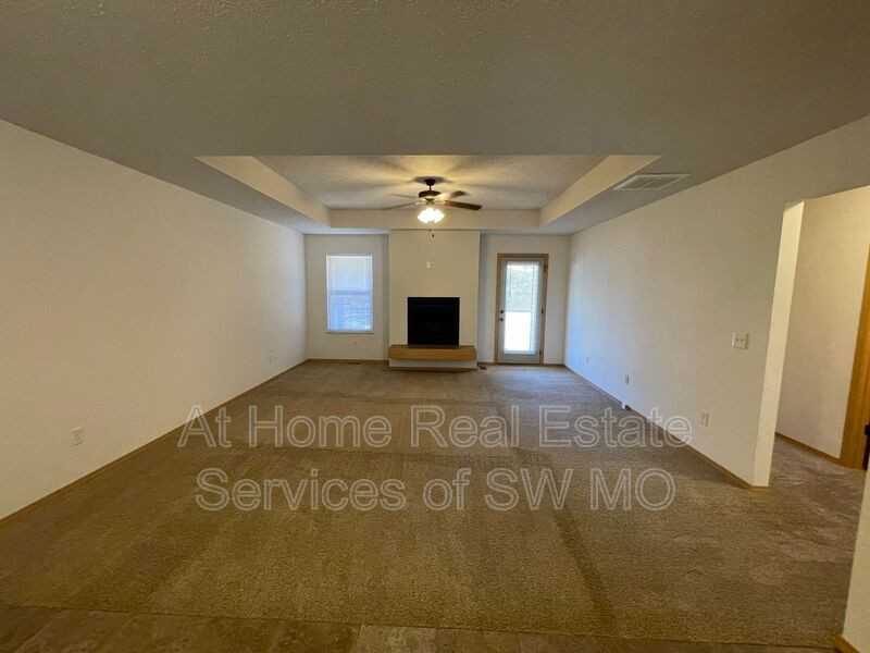 1042 N Oxford Dr - Photo 2 of 11