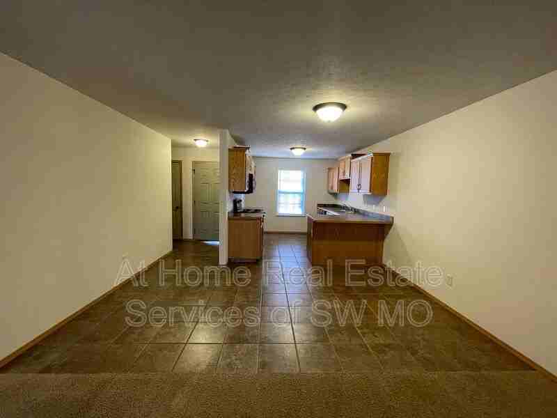 1042 N Oxford Dr - Photo 3 of 11