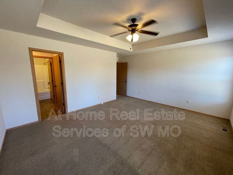 1042 N Oxford Dr - Photo 6 of 11