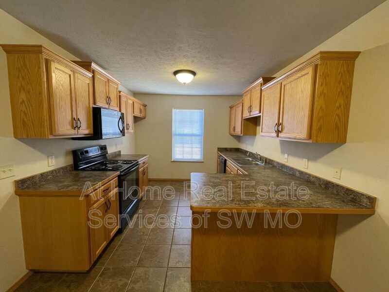 1042 N Oxford Dr - Photo 4 of 11