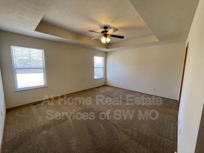 1042 N Oxford Dr - Photo 5 of 11