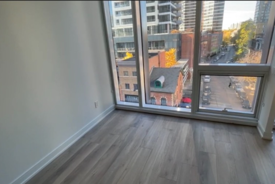 595 Yonge St - Photo 2 of 5