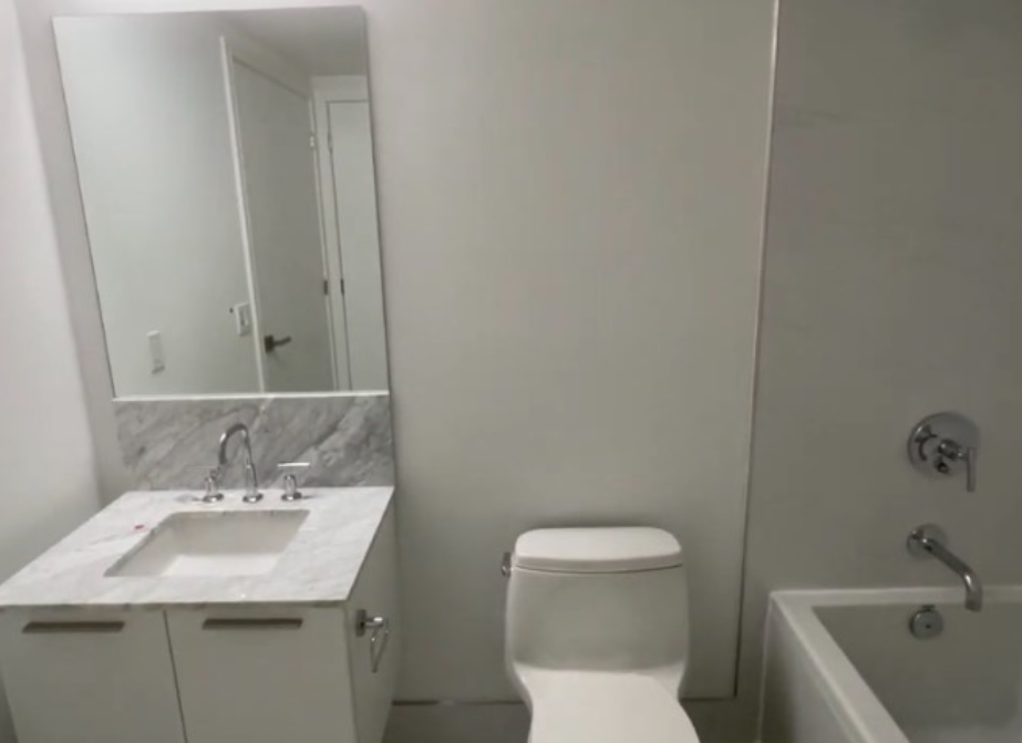 595 Yonge St - Photo 3 of 5