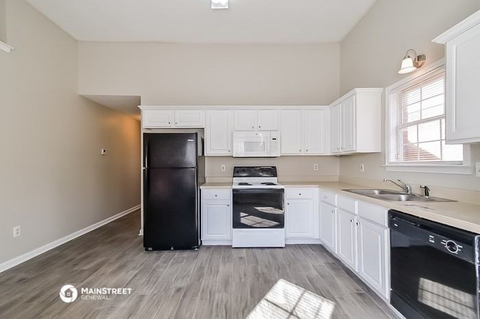 610 Ashley Glen Cir W - Photo 3 of 10