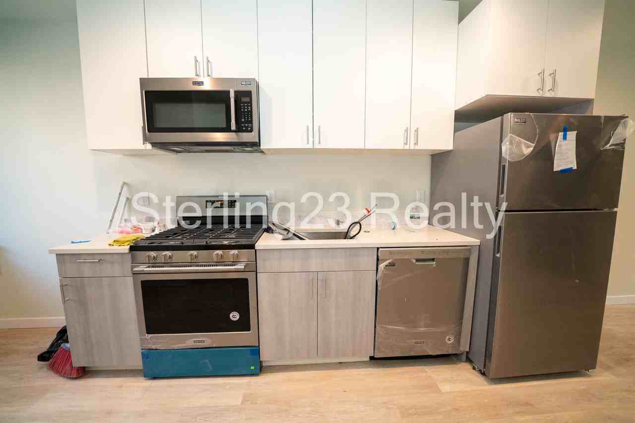 25 25 32 22nd St #1 - Photo 2 of 19