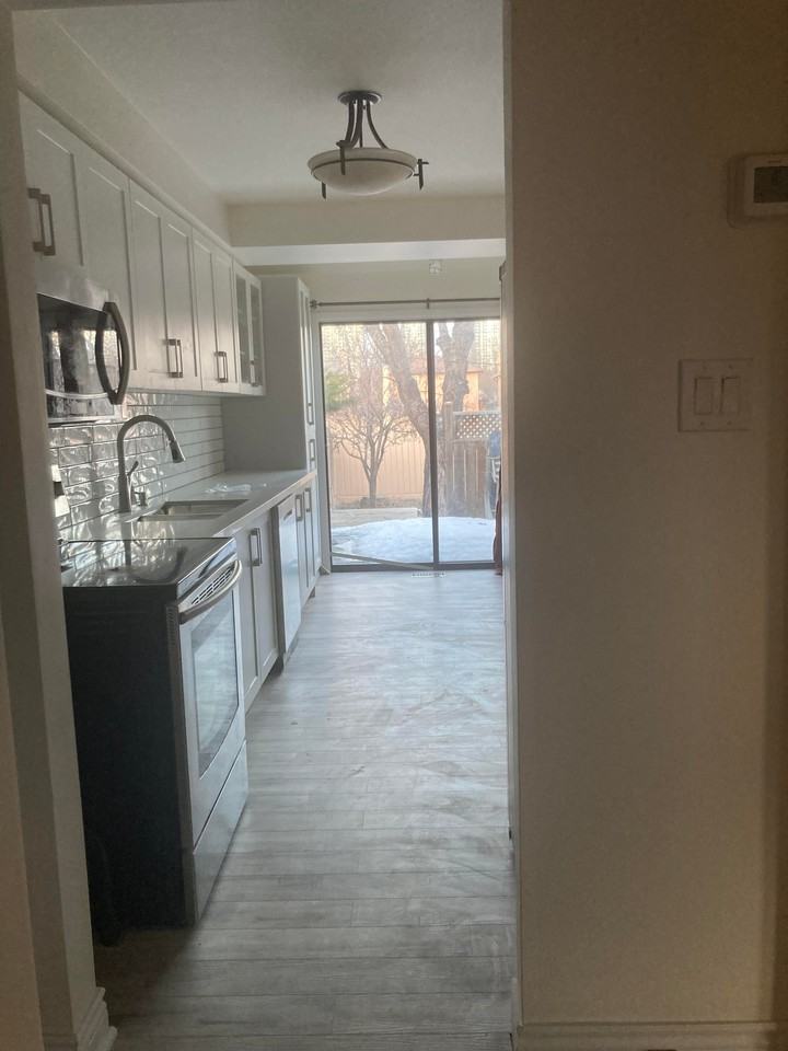 658 Galloway Crescent - Photo 3 of 11
