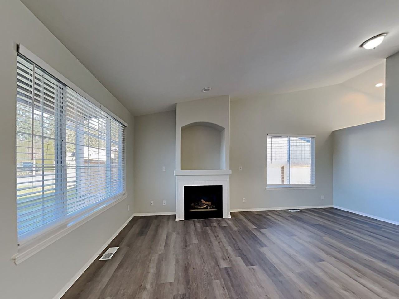 20221 46th Ave Ne - Photo 3 of 18