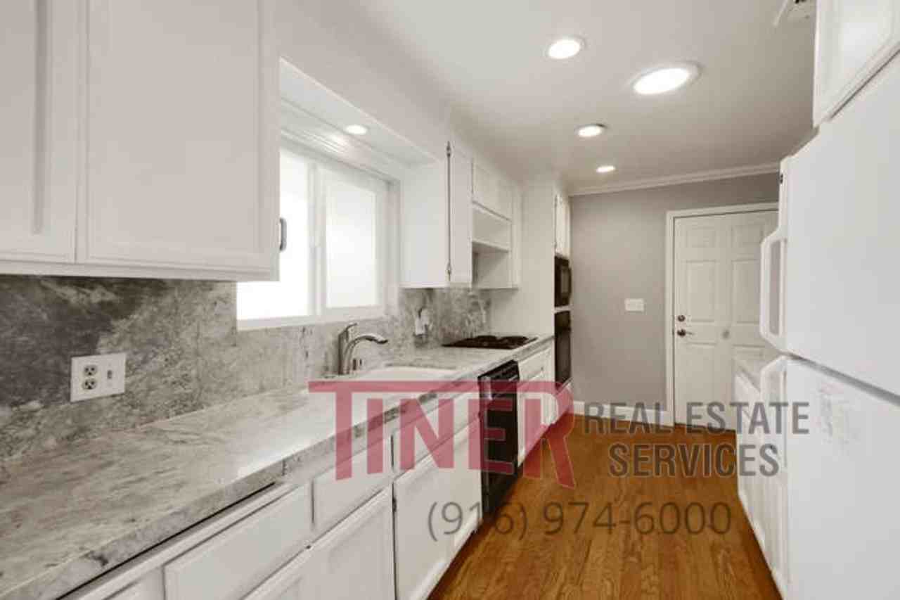 1040 Hampton Rd - Photo 2 of 12