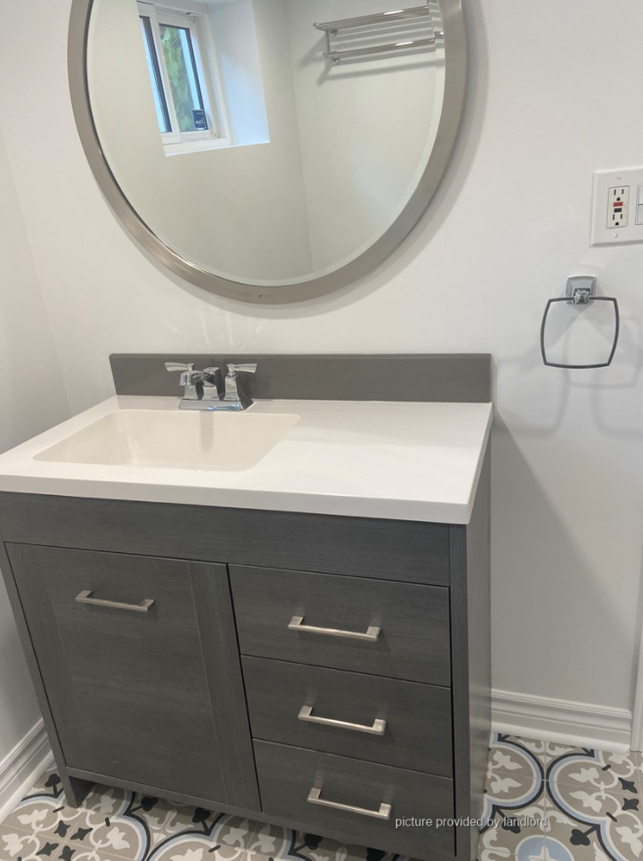 218 Glenwood Cres - Photo 3 of 9