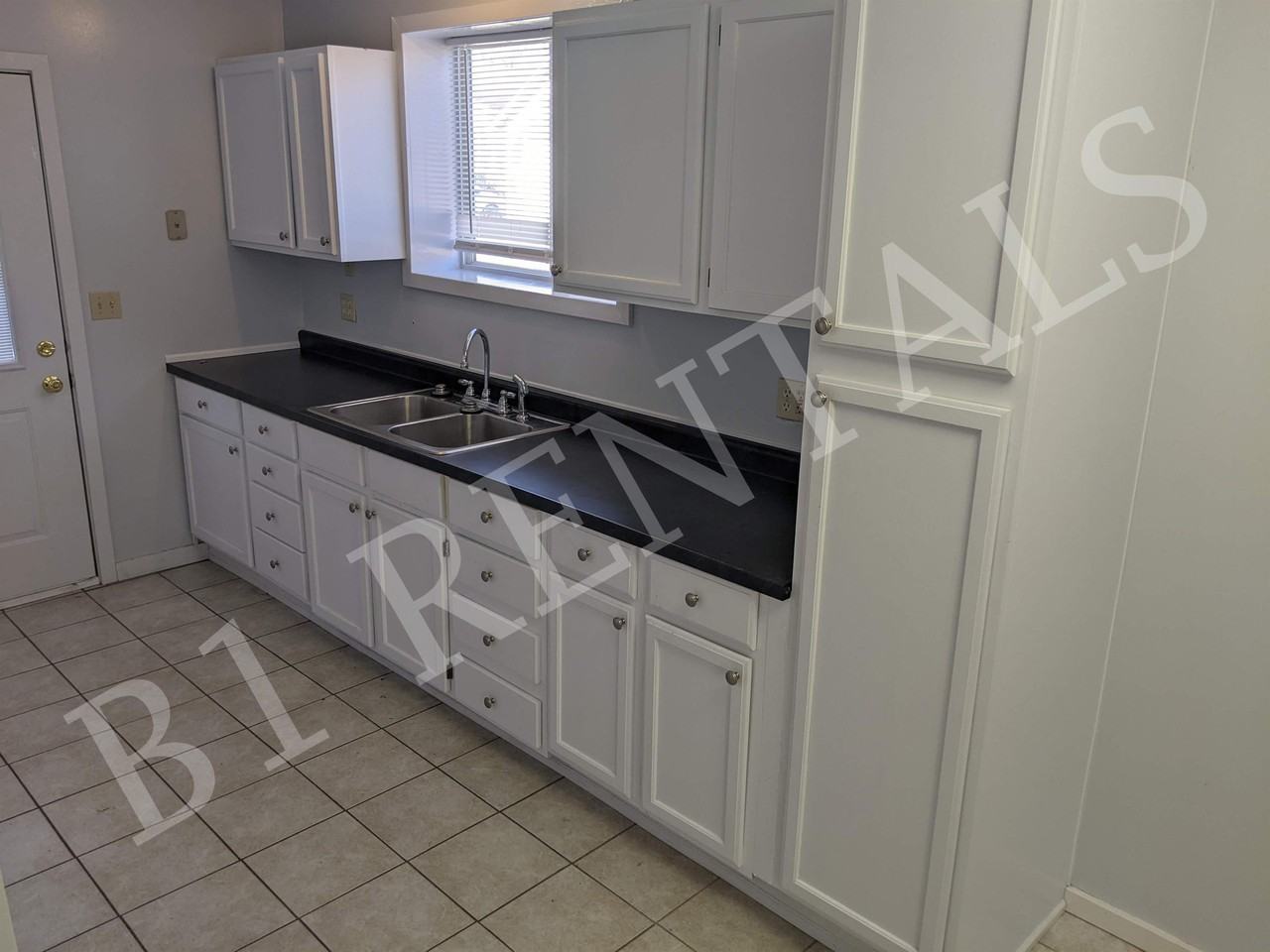 712 Summit St #1 - Photo 3 of 10