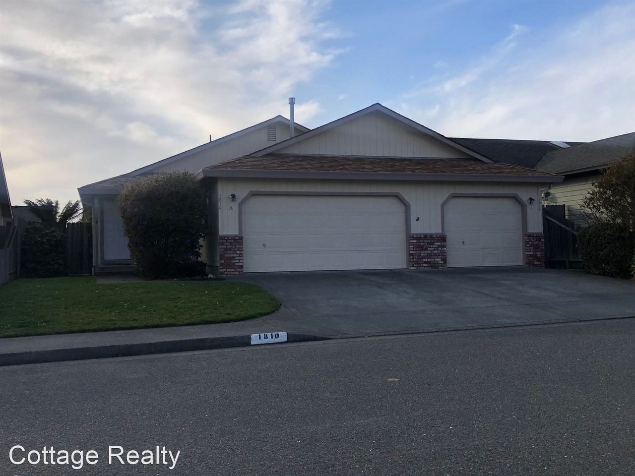 Mckinleyville 3bedroom, 2 Bath Duplex with Double Car Garage