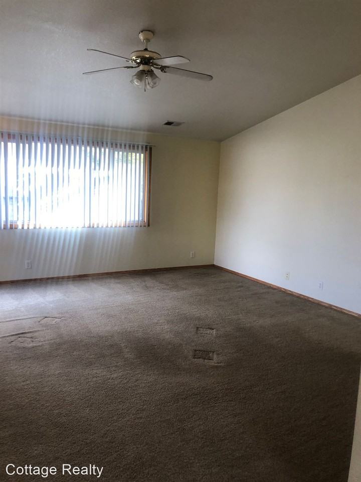 Mckinleyville 3bedroom, 2 Bath Duplex with Double Car Garage! - Photo 2 of 11