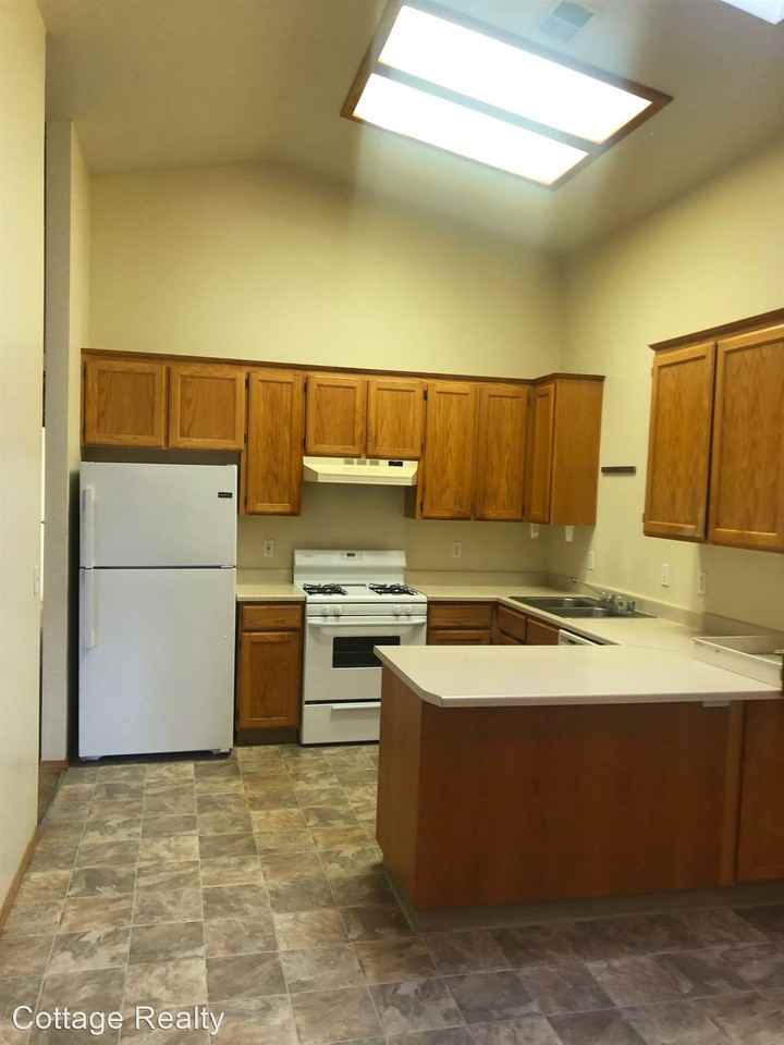 Mckinleyville 3bedroom, 2 Bath Duplex with Double Car Garage! - Photo 3 of 11