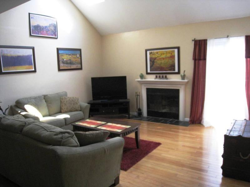 3012 Winterberry Dr - Photo 3 of 17