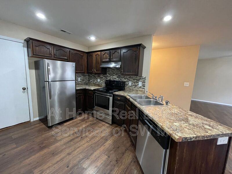 1131 S Clifton Ave - Photo 5 of 11