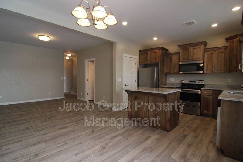 655 Ruby Cir #202 - Photo 6 of 17