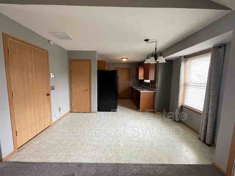 1106 N Hutchinson Ave - Photo 2 of 11
