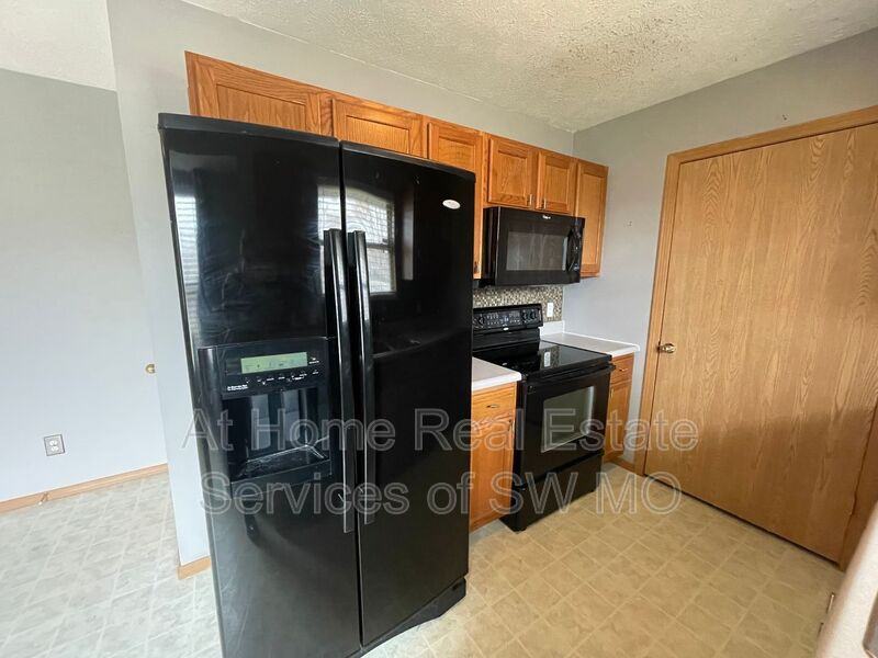 1106 N Hutchinson Ave - Photo 3 of 11