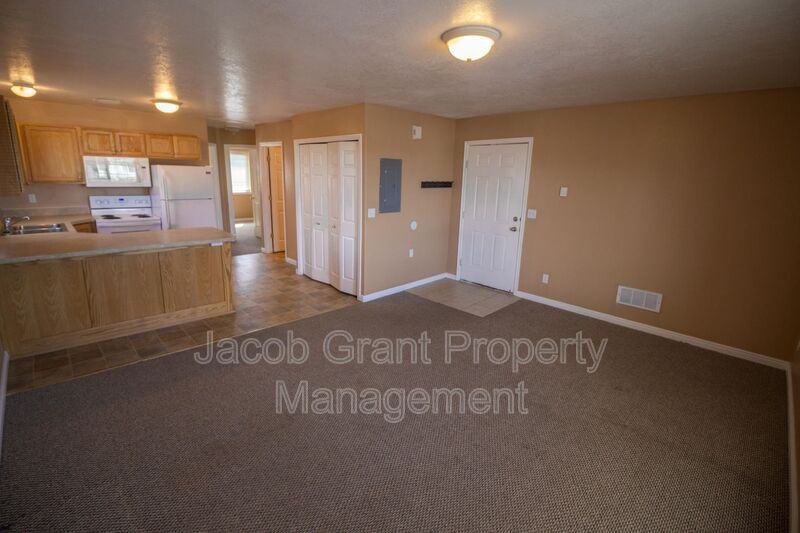 975 Eve Dr #3 - Photo 3 of 9