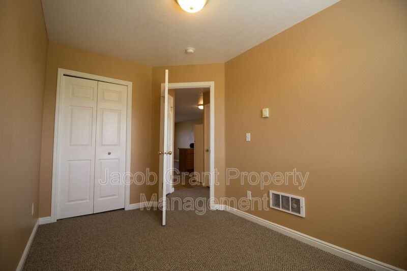 975 Eve Dr #3 - Photo 7 of 9
