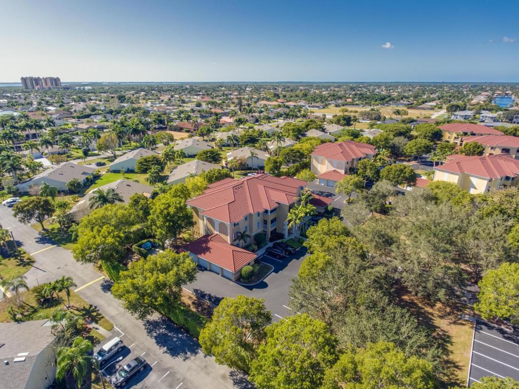 1518 Sw 50th St - Photo 4 of 24