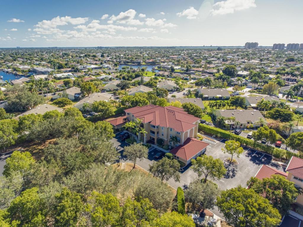 1518 Sw 50th St - Photo 6 of 24