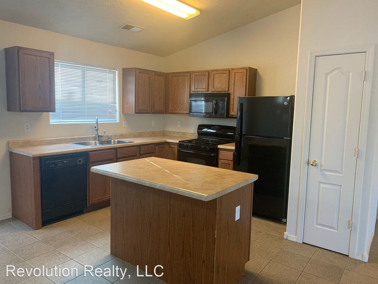 2074 Briarwood Ln - Photo 3 of 17
