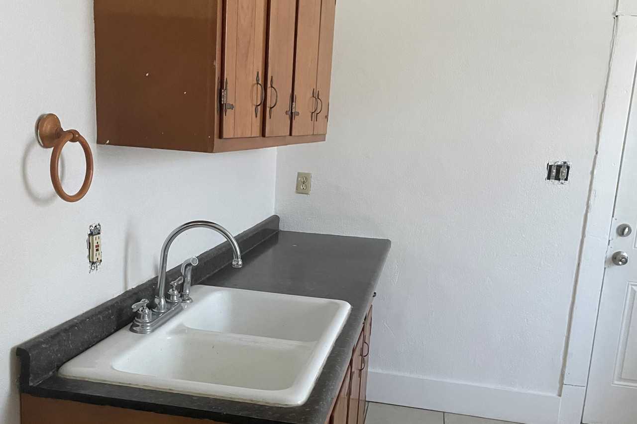 2106 Sw 10th Ave - Photo 3 of 12