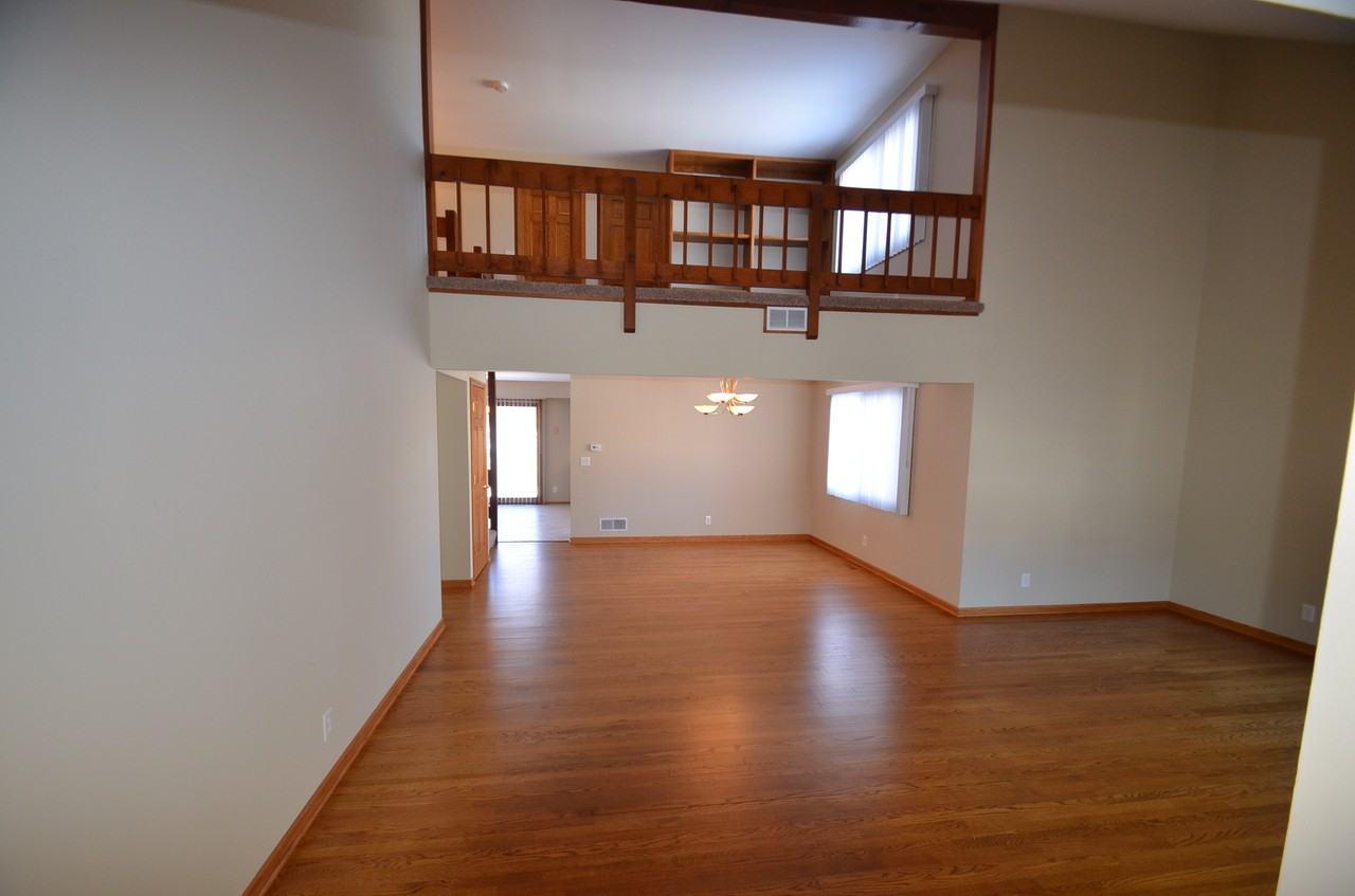 976 Bennington Dr - Photo 2 of 6