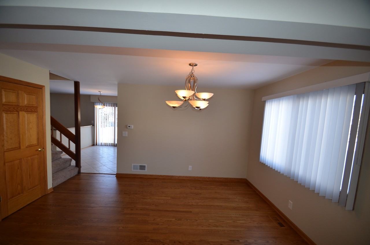 976 Bennington Dr - Photo 3 of 6