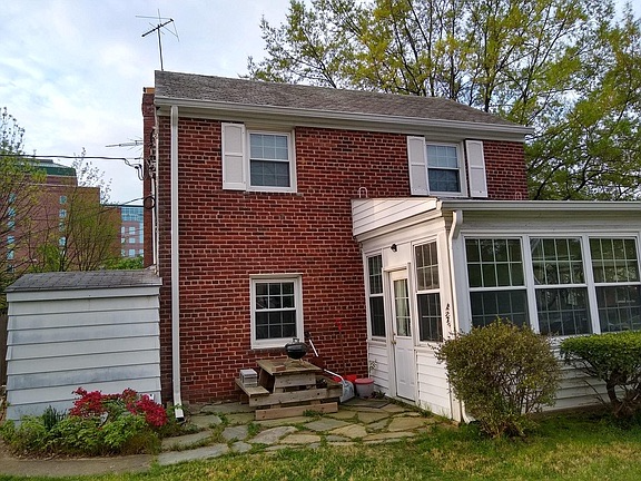 1055 N Monroe St - Photo 2 of 20