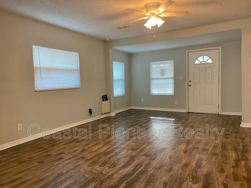 8105 N 12th St - Photo 4 of 13