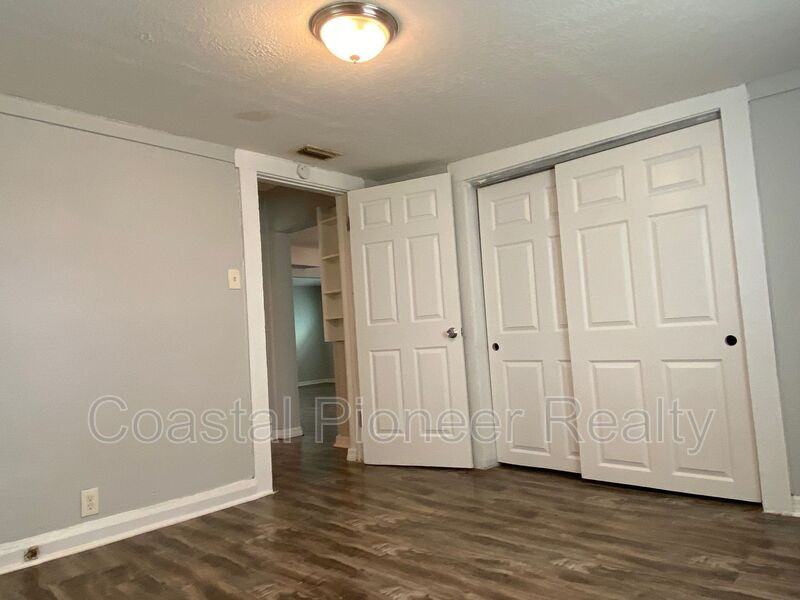 8105 N 12th St - Photo 7 of 13