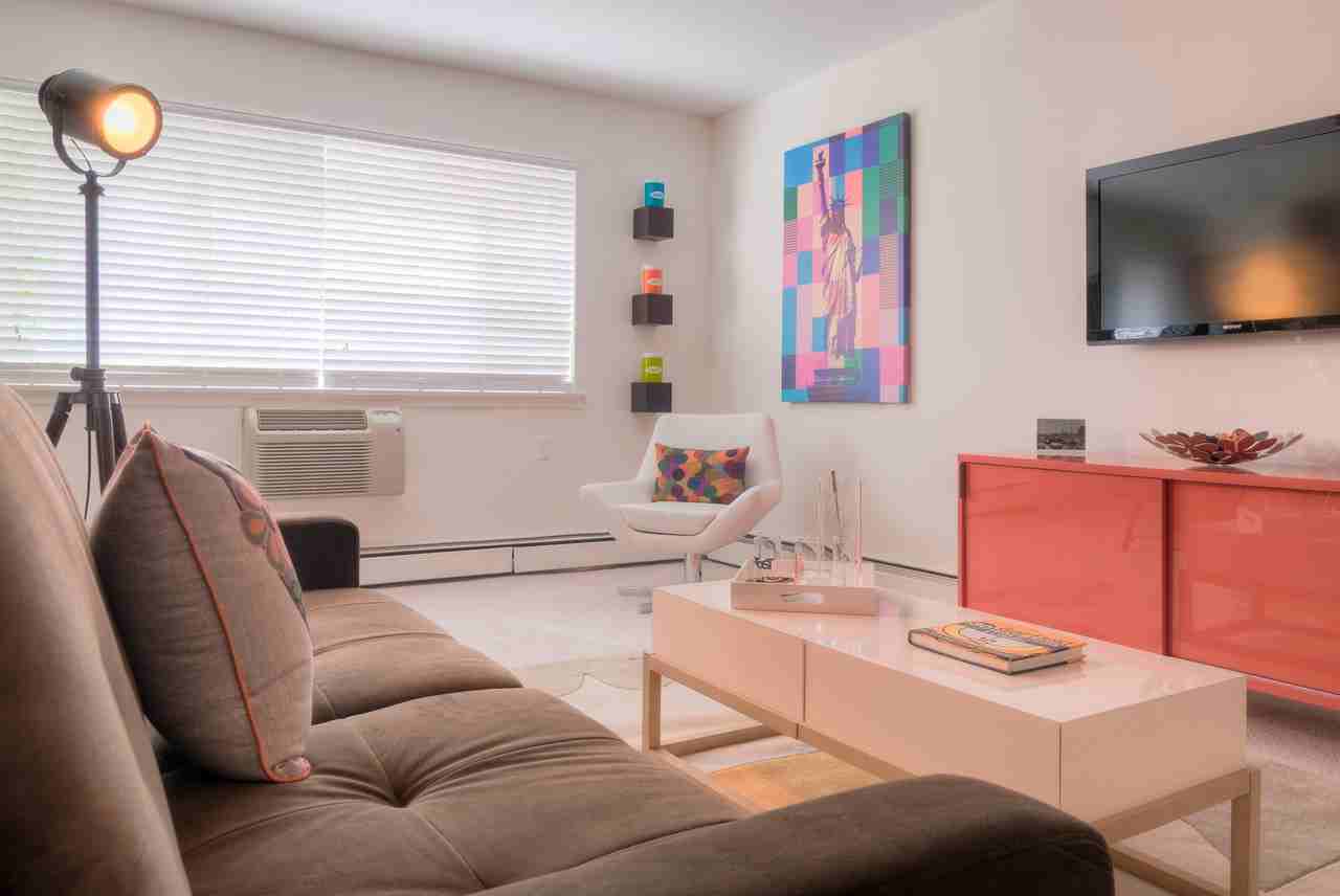 450 W Melrose St - Photo 2 of 6