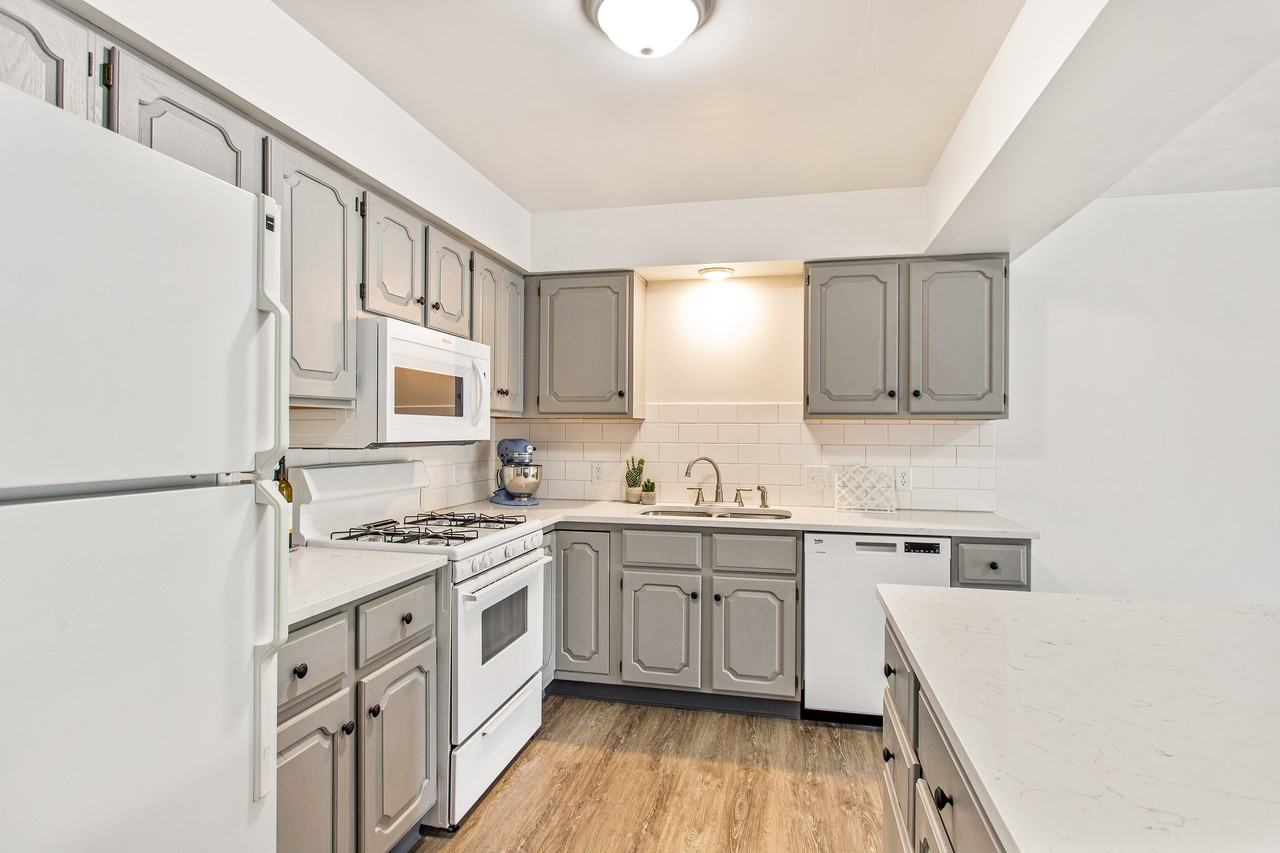 2215 Leonard St Ne #2215 - Photo 3 of 28