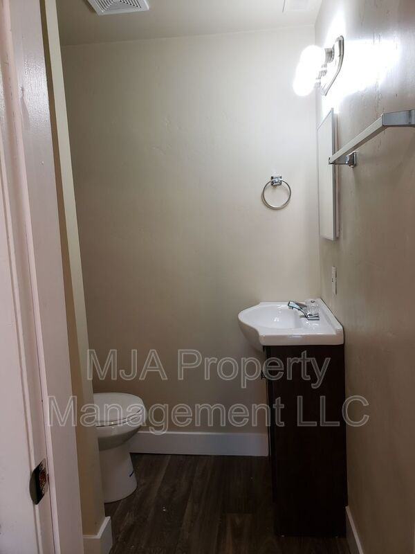 972 W Center St - Photo 4 of 8