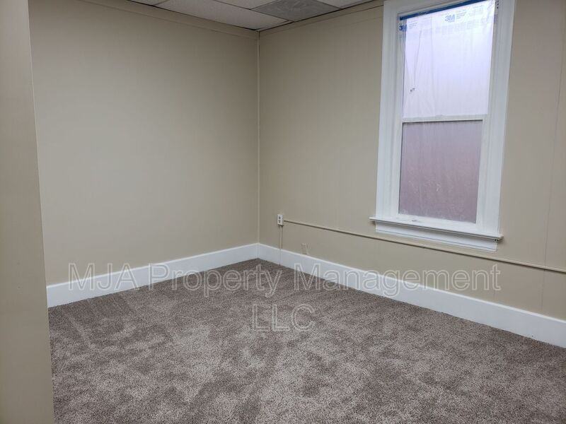 972 W Center St - Photo 5 of 8